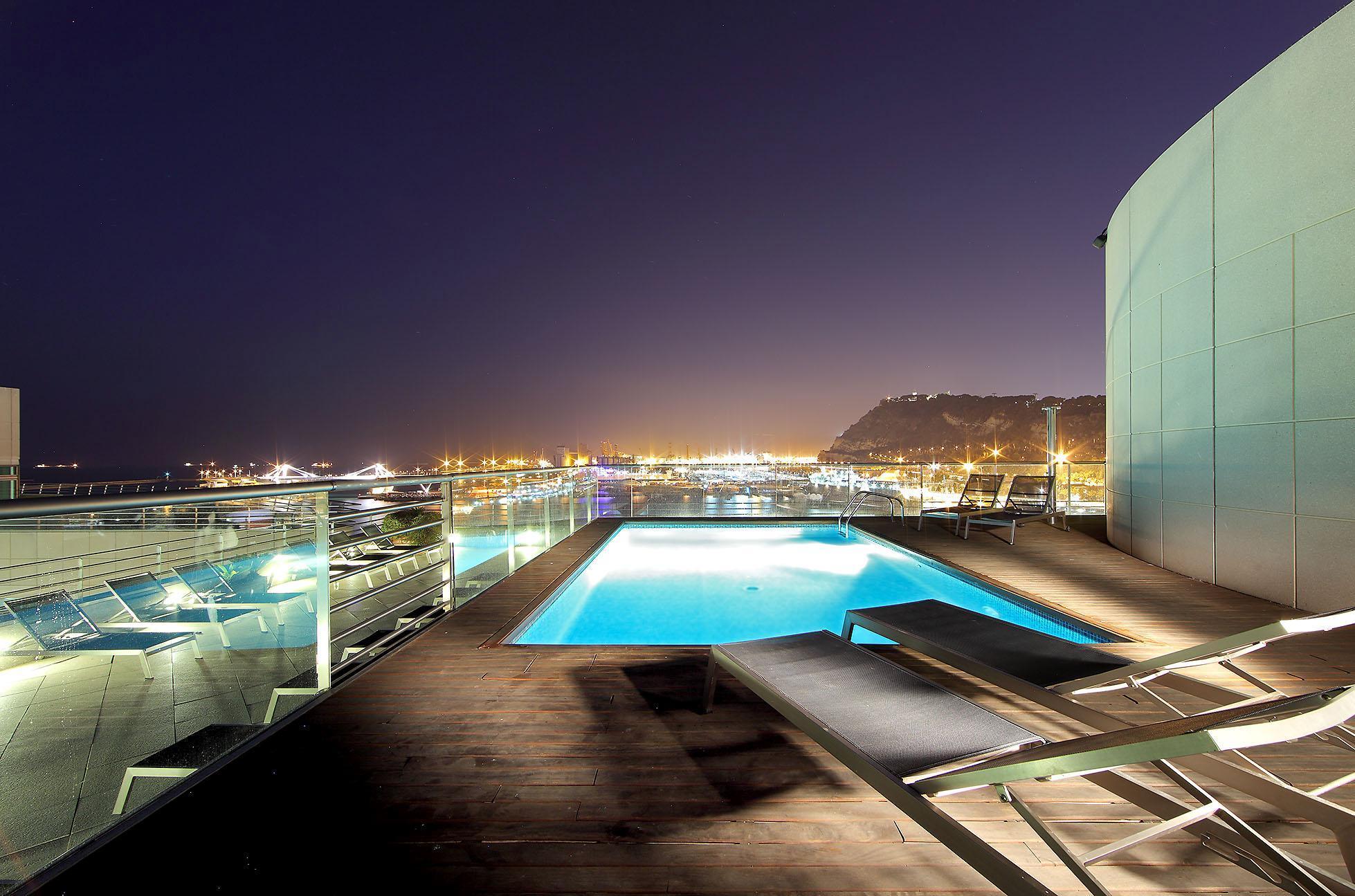 Eurostars Grand Marina Hotel GL Barcelona Exterior foto The pool at the top of the hotel
