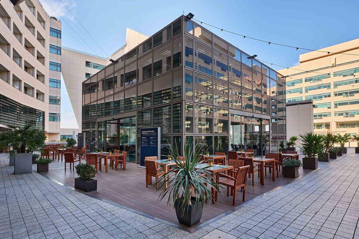 Eurostars Grand Marina Hotel GL Barcelona Exterior foto The courtyard at the hotel