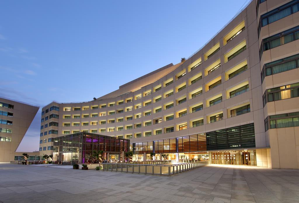 Eurostars Grand Marina Hotel GL Barcelona Exterior foto The hotel at night