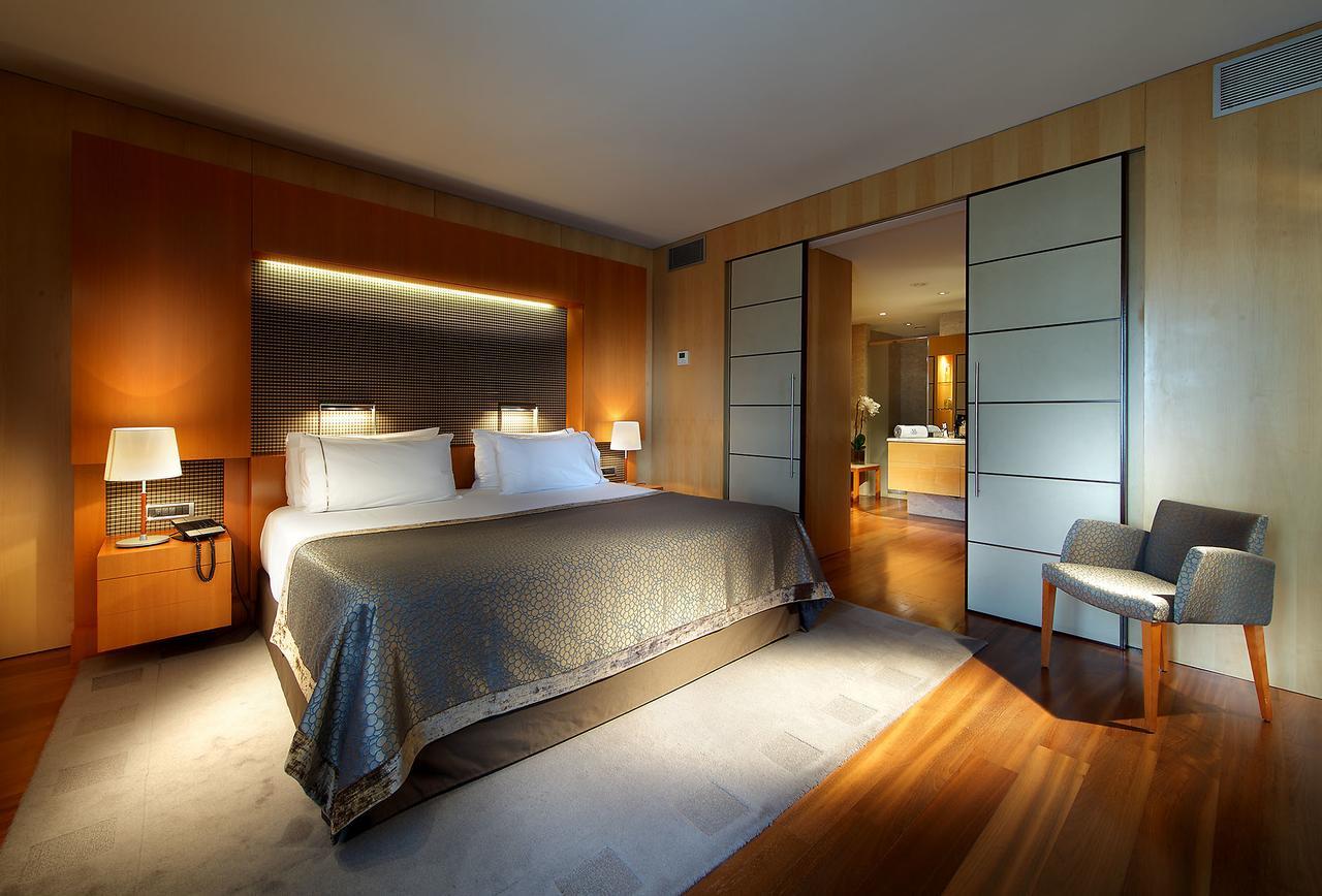 Eurostars Grand Marina Hotel GL Barcelona Exterior foto A bedroom at the Mandarin Oriental, Munich