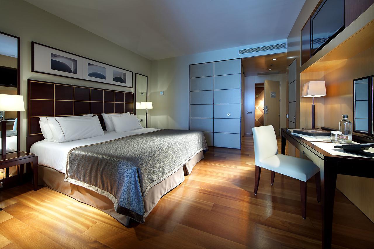 Eurostars Grand Marina Hotel GL Barcelona Exterior foto A room at the hotel