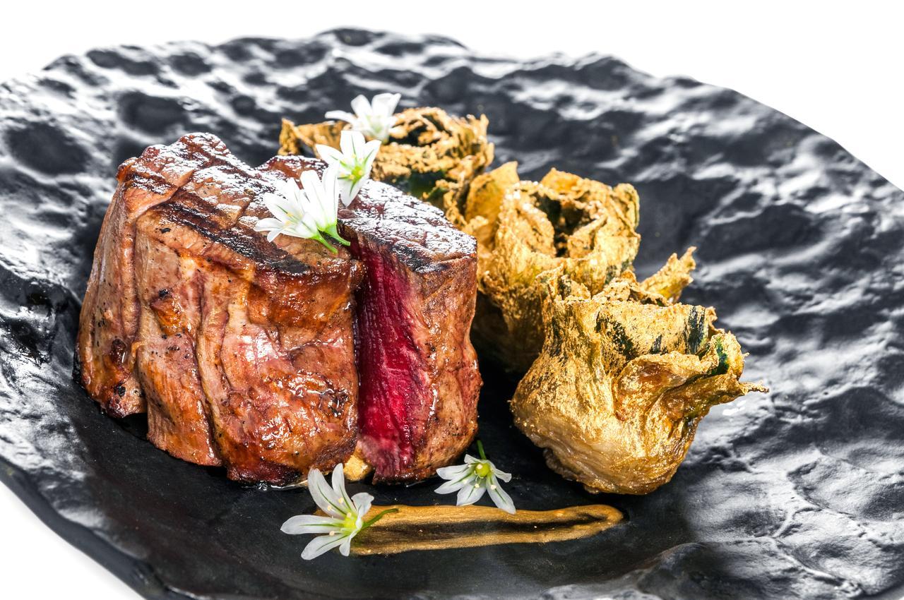 Eurostars Grand Marina Hotel GL Barcelona Exterior foto A steak with a side of gyoza